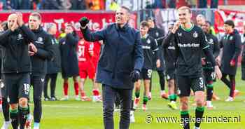 In Enschede is de hand van Robin van Persie voor het eerst écht zichtbaar