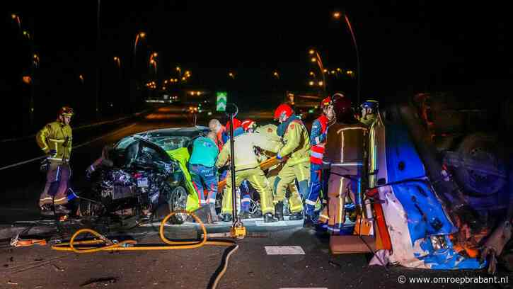 Brandweer bevrijdt twee beknelde mensen na flinke botsing op snelweg