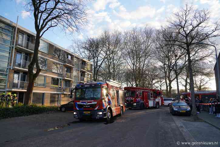 Brandweer blust brand in meterkast van flat