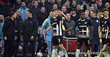 Woede bij AZ na ‘ongelooflijke’ rode kaart tegen Ajax: ‘Hier is gewoon niet tegen te voetballen’