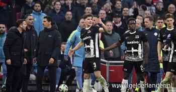 Woede bij AZ na ‘ongelooflijke’ rode kaart tegen Ajax: ‘Hier is gewoon niet tegen te voetballen’