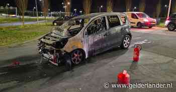 Auto uitgebrand op de A12 bij Ede, wrak vat opnieuw vlam op bergingsvoertuig