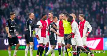 Koploper Ajax ontsnapt aan nederlaag in tumultueus duel met AZ