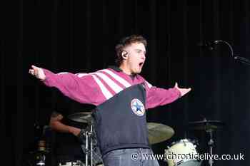 Sam Fender's Dan Burn tribute as he hails Newcastle's Wembley hero with classy gesture