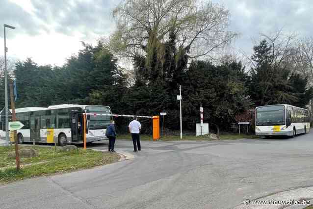 Bussen rijden zich vast tegen slagboom: “Wat als hier een ziekenwagen door moet ?”
