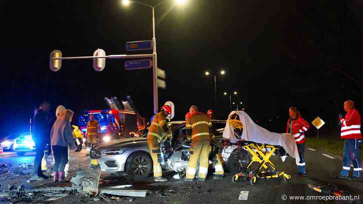 Twee auto's botsen op elkaar, man (32) gewond naar ziekenhuis