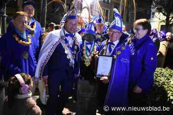 Standbeeld van de kleine Vaantjesboer krijgt nieuw carnavalskostuum