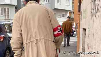 Uomo con la fascia nazista sul braccio in giro per Balduina