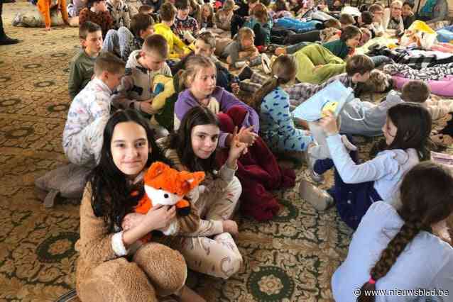 Leerlingen komen in pyjama naar school om  afwezigen te steunen, en krijgen er verhaaltje ‘voor het slapengaan’ bovenop