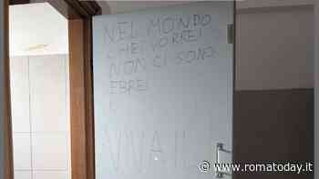 Svastica e scritte antisemite in un liceo di Roma