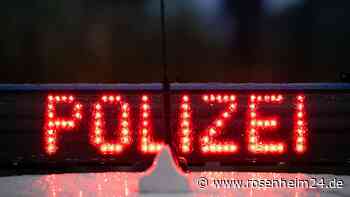 Senior (81) tritt versehentlich aufs Gas und rammt geparkten Wagen in Pettinger Wohnhaus