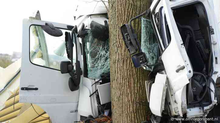 Vrachtwagen rijdt tegen boom, chauffeur zwaargewond naar ziekenhuis
