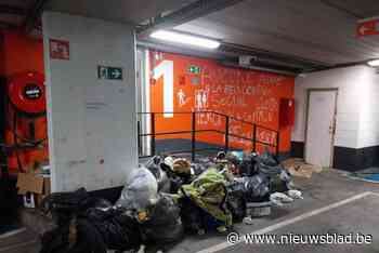 In deze spookparking in Molenbeek stapelt het vuil zich op: “Wachten op Brusselse regering alvorens we iets kunnen beslissen”