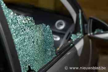 Man ziet vreemde auto op oprit van ex en slaat die aan gort