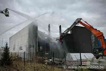 Sloop afgebrande loods fietsenhandel is van start gegaan: “Zijkanten vormen risico voor aanpalende bedrijven”