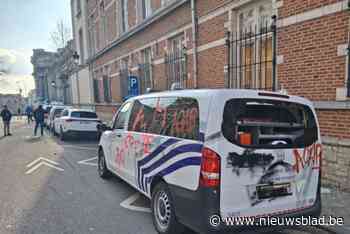 Voertuig van lokale politie geviseerd door vandalen tijdens betoging in Brussel: “Nog niet zeker of auto nog hersteld kan worden”