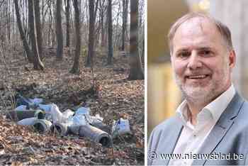 Afval van cannabisplantage ontdekt in bos in Meerbeek: “Schandalig dat dit zomaar gedumpt werd”