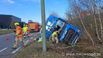 Vrachtwagen gaat van Noord-Zuid in Overpelt en komt enkele meters lager in berm terecht