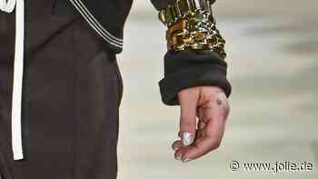 Dieser Nagellack-Trend vom Laufsteg hält bombenfest