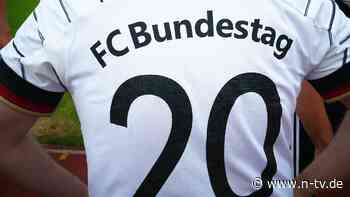 Stress im FC Bundestag: Parlamentskicker müssen AfD mitspielen lassen