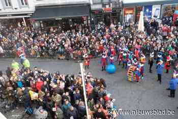 Man mag niet langer met wagen rijden nadat hij eerst op kinderwagen en later tussen mensenmassa was gereden