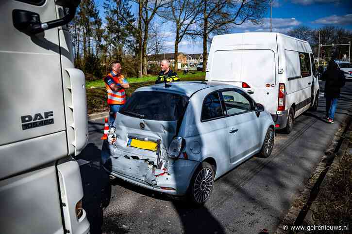 Vrachtwagen botst achterop auto, weg tijdelijk afgesloten