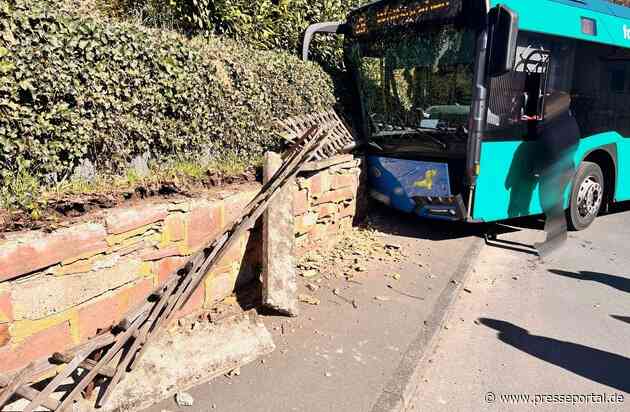 POL-KS: Linienbus fährt gegen Mauer: Drei Verletzte nach Unfall in Wolfsangerstraße; Polizei sucht Zeugen
