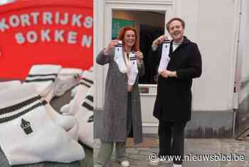 Visit Kortrijk lanceert witte sokkenlijn met geborduurde Broeltorens erop: “Stijlvol hebbedingetje voor Kortrijkzanen én toeristen”