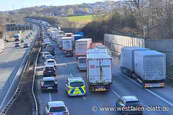 Laster mit Torf verunglückt – mehr als zehn Kilometer Stau auf der A2