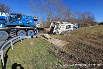 Kran richtet Müllwagen in Schieflage wieder auf