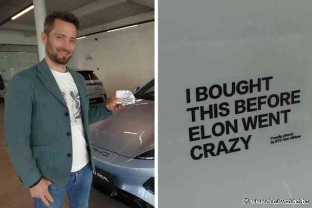 Vlaamse autohandelaar pakt uit met ludieke stickeractie voor Tesla-bestuurders: “De meesten zien er de humor wel van in”