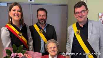 Carolina blaast 100 kaarsjes uit: “Sociaal en geliefd figuur”