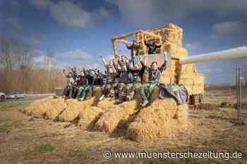 Stroh-Ungetüm wartet auf die Jury