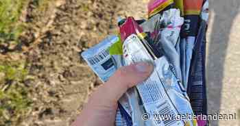 Ooijpolder ligt vol met lege energiegelzakjes na Stevensloop: ‘Hardlopers pleuren alles in de natuur blijkbaar’
