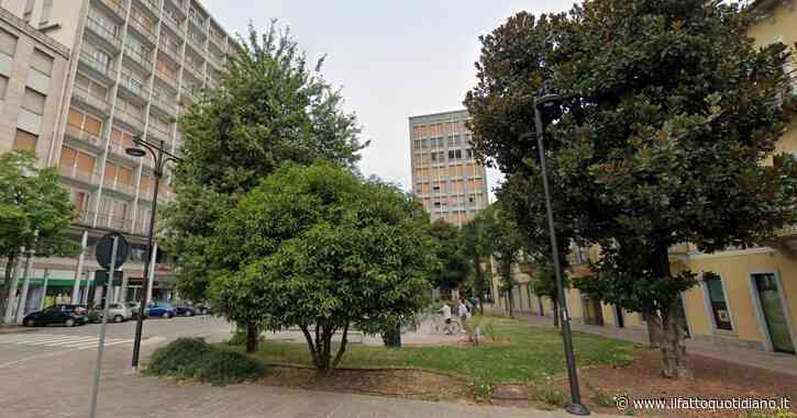 Botte e capelli strappati: ragazzina di 13 anni aggredita dalla compagna di scuola di 11 in piazza a Busto Arsizio. “Minacce da mesi”
