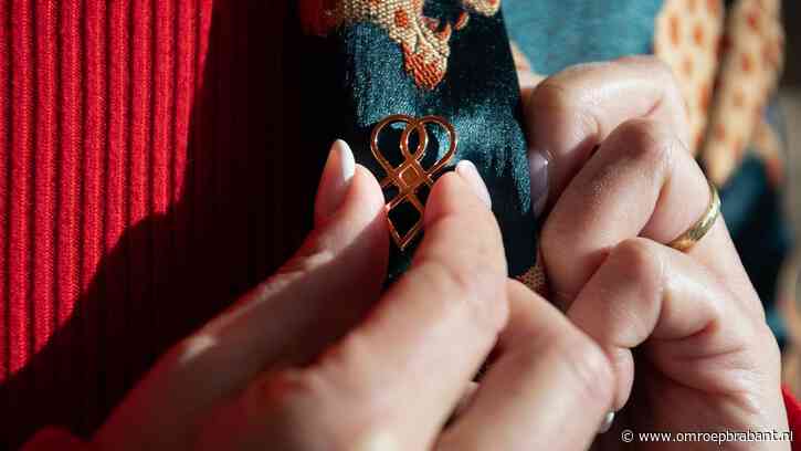 Verdriet kun je voortaan subtiel laten zien met deze broche