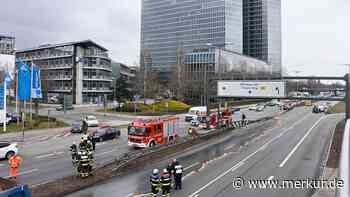 Lkw kracht auf dem Mittleren Ring in Leitplanke und in Gegenverkehr – die Fotos zum Unfall
