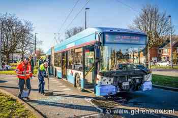 Trolleybus botst op auto in Arnhem