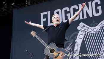 Flogging Molly-zanger aan het herstellen van hersenbloeding en coma