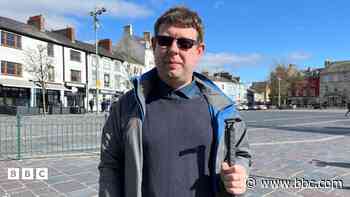 'O'n i'n chwilio tu ôl i'r soffa am arian ac yn hollol ddibynnol ar PIP'