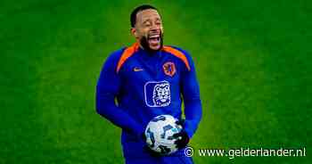 Memphis Depay om 00.27 uur nog op het veld in Brazilië, 18 uur later op training in Zeist