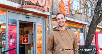 Teun maakt praatje met zwartgeklede jongen, dan pas komt hij erachter dat supermarkt is overvallen