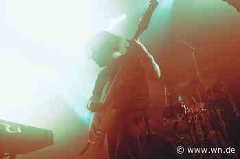 Auf Klangmatten treiben im Ozean aus Weltschmerz