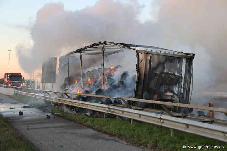 Snelweg dicht door vrachtwagenbrand geladen met papier