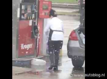 Video: Vrouw tankt benzine in een tasje