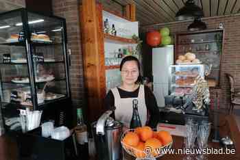 Chinese Yong Yi schenkt koffie en thee in hoekhuis Chalmetlaan