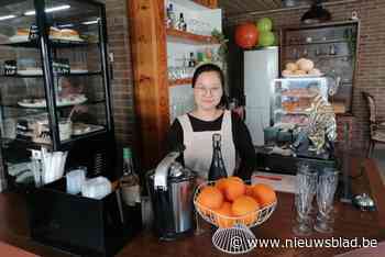 Chinese Yong Yi schenkt koffie en thee met eigengemaakte zoetigheden