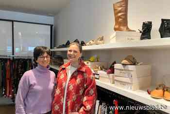 Sophie schenkt collectie van haar boetiek aan tweedehandsshop Alderande: “Liever dat dan ze op zolder onder het stof te laten liggen”