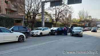 Attraversamento pericoloso fuori dalla scuola, le famiglie chiedono l'installazione di un semaforo