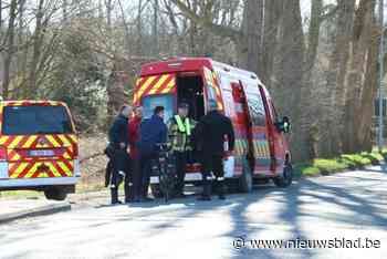 Agenten redden bejaarde fietser uit vaart